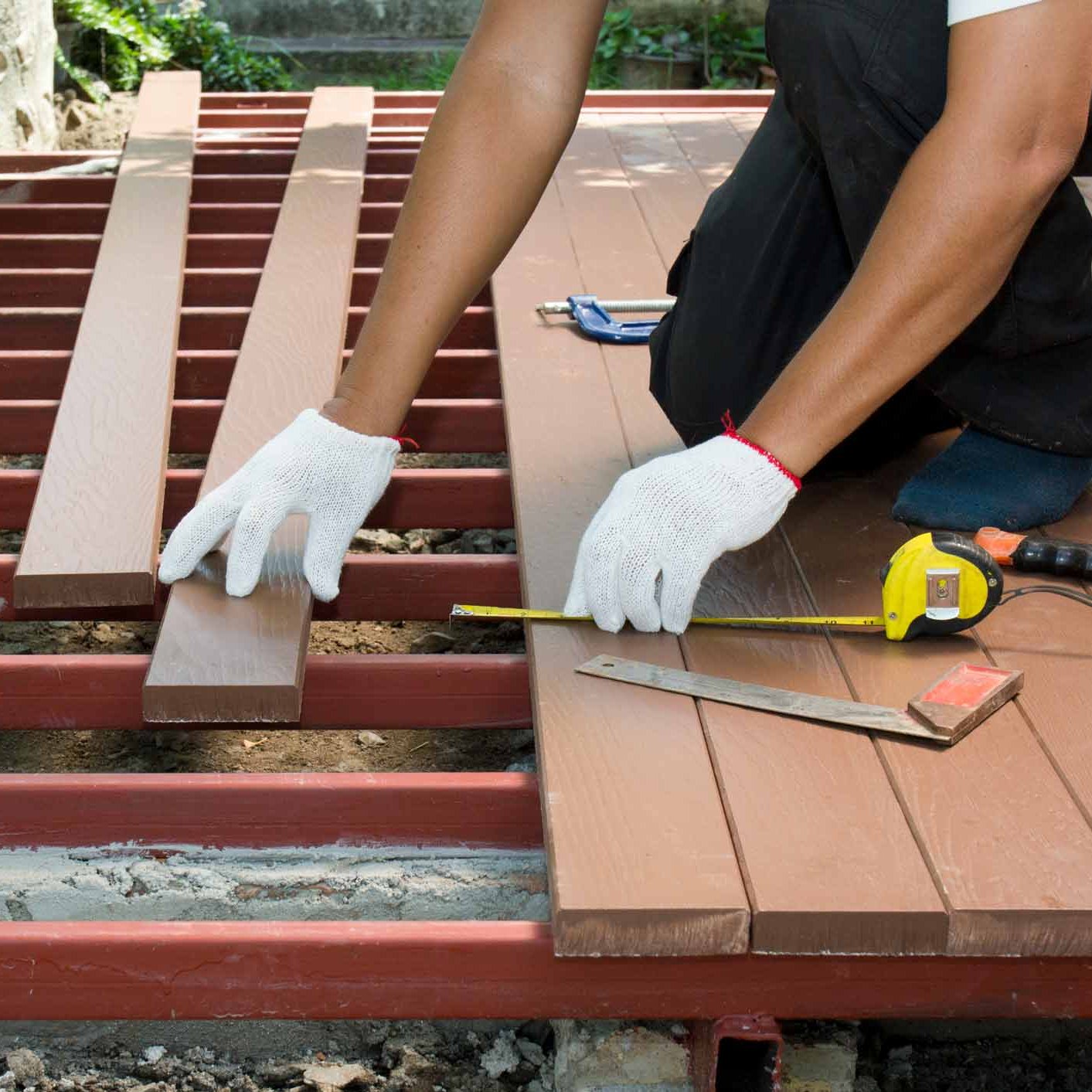 Handwerker baut Terrasse.